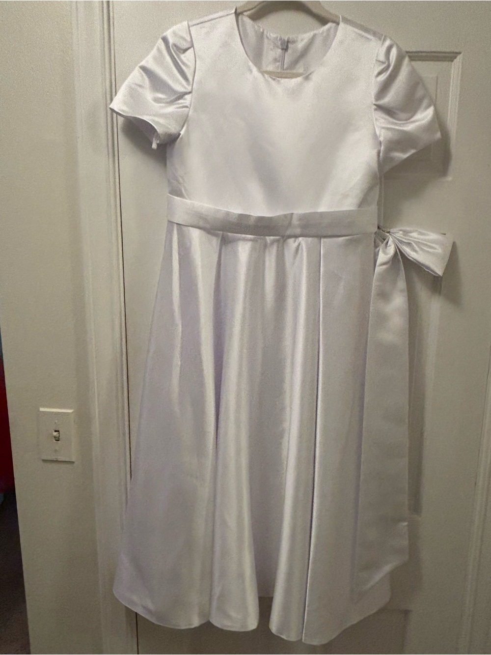 Girls White Satin Formal Dress with Detachable Bow.
Size 14